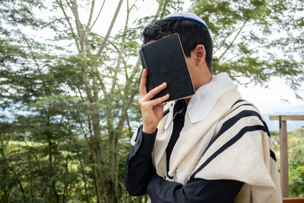 הפחה בתפילה: האם מותר להפליץ בתפילה? הפחה בתפילה: האם מותר להפליץ בתפילה?