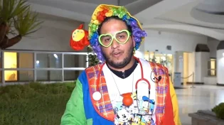 צוחק, בוכה ומרפא: "יש ילדים שאיבדו את ההורים שלהם"