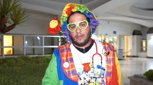 צוחק, בוכה ומרפא: "יש ילדים שאיבדו את ההורים שלהם"