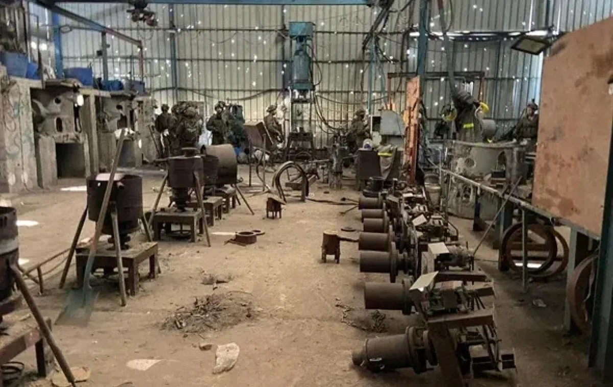 לוחמי צה"ל בתוך מחרטה לייצור אמל"ח ברצועת עזה לוחמי צה"ל בתוך מחרטה לייצור אמל"ח ברצועת עזה