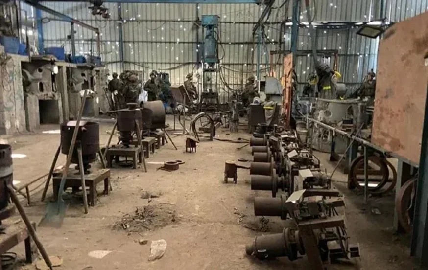 לוחמי צה"ל בתוך מחרטה לייצור אמל"ח ברצועת עזה לוחמי צה"ל בתוך מחרטה לייצור אמל"ח ברצועת עזה