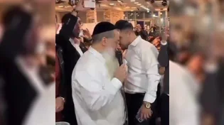 הרב יגאל כהן מברך את הזמר עידן עמדי