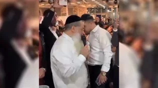 הרב יגאל כהן מברך את הזמר עידן עמדי