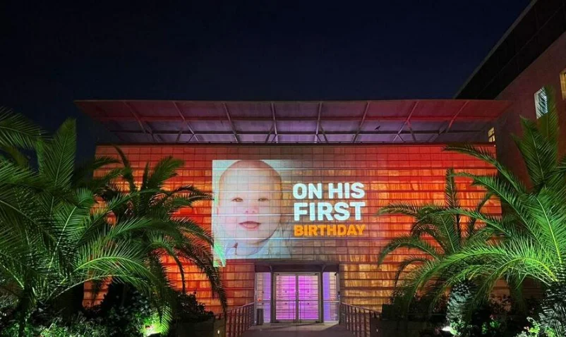 תמונת החטוף הצעיר ביותר, כפיר ביבס, על בניין משרד החוץ תמונת החטוף הצעיר ביותר, כפיר ביבס, על בניין משרד החוץ