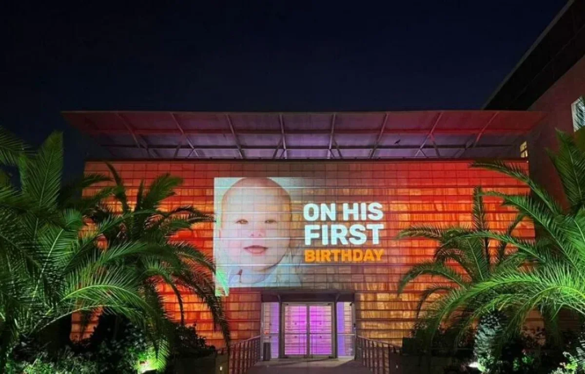 תמונת החטוף הצעיר ביותר, כפיר ביבס, על בניין משרד החוץ תמונת החטוף הצעיר ביותר, כפיר ביבס, על בניין משרד החוץ