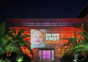 תמונת החטוף הצעיר ביותר, כפיר ביבס, על בניין משרד החוץ תמונת החטוף הצעיר ביותר, כפיר ביבס, על בניין משרד החוץ