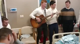 אהבת ישראל: בחורי הישיבה הגיעו לשמח את הלוחם הפצוע