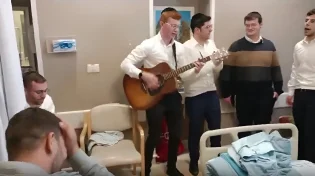 אהבת ישראל: בחורי הישיבה הגיעו לשמח את הלוחם הפצוע