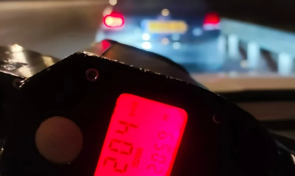 צג המהירות המורה על 204 קמ"ש