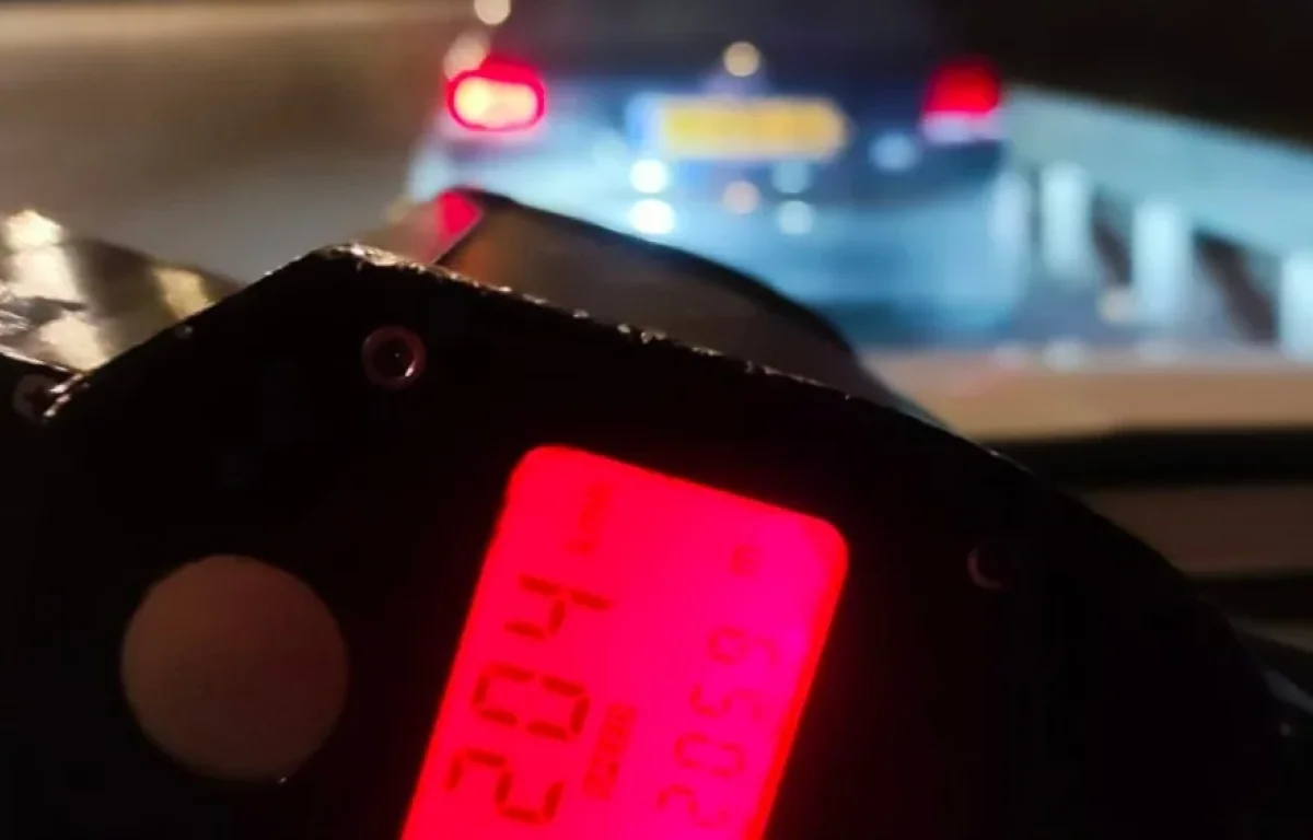 צג המהירות המורה על 204 קמ"ש