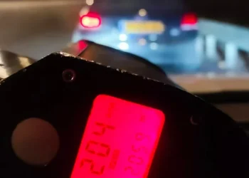 צג המהירות המורה על 204 קמ"ש