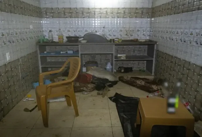 התא הקטנטן בו הוחזקו החטופים במנהרה שנחשפה