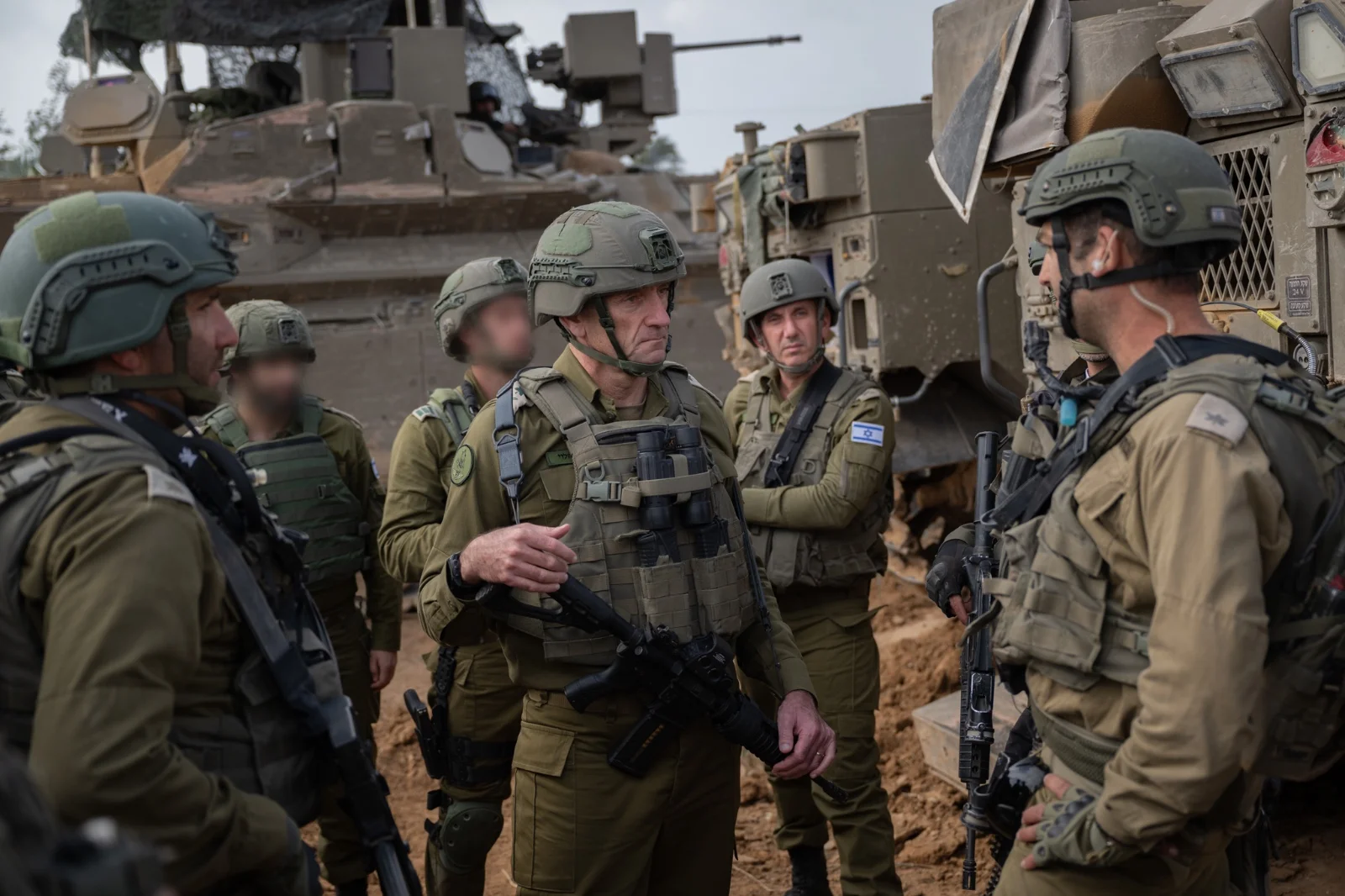 הרמטכ"ל הרצי הלוי עם המפקדים בזירת האסון הרמטכ"ל הרצי הלוי עם המפקדים בזירת האסון