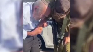 לפני היציאה לקרב: ניצול שואה מברך את נכדו
