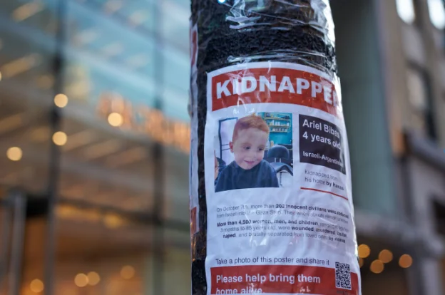 תמונתו של אריאל ביבס תלויה בניו יורק