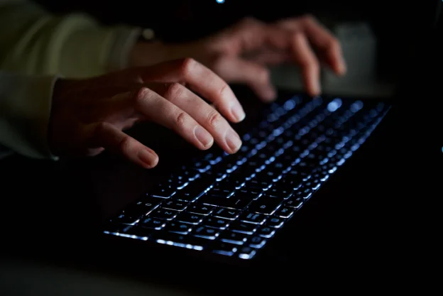 הקלדה במקלדת. "לא מפעיל את המוח" הקלדה במקלדת. "לא מפעיל את המוח"