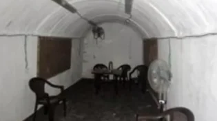 בלב חאן יונס: תיעוד מפשיטה על מנהרה תחת בית קברות