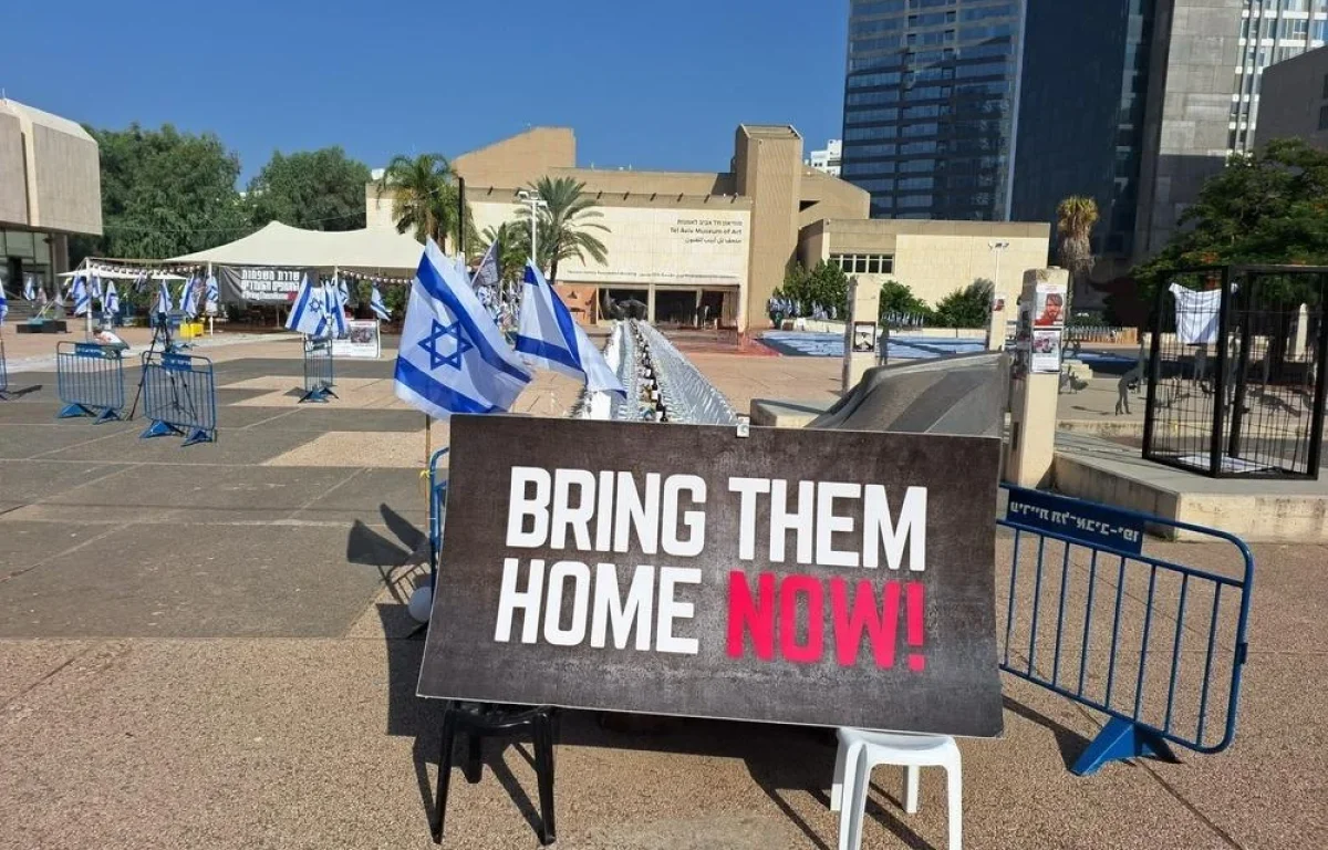 שלט הקורא לשחרור החטופים