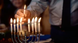 זמן הדלקת נרות חנוכה 2024 - מתי מדליקים נר ראשון?