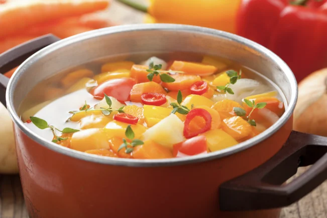 מרק ירקות עשיר וחמים שיעשה לכם נעים בקיבה מרק ירקות עשיר וחמים שיעשה לכם נעים בקיבה