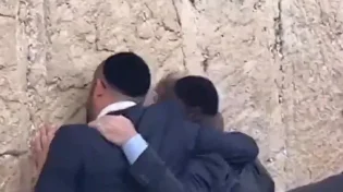 פרץ בבכי: נשיא ארגנטינה בביקור מרגש בכותל
