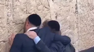פרץ בבכי: נשיא ארגנטינה בביקור מרגש בכותל