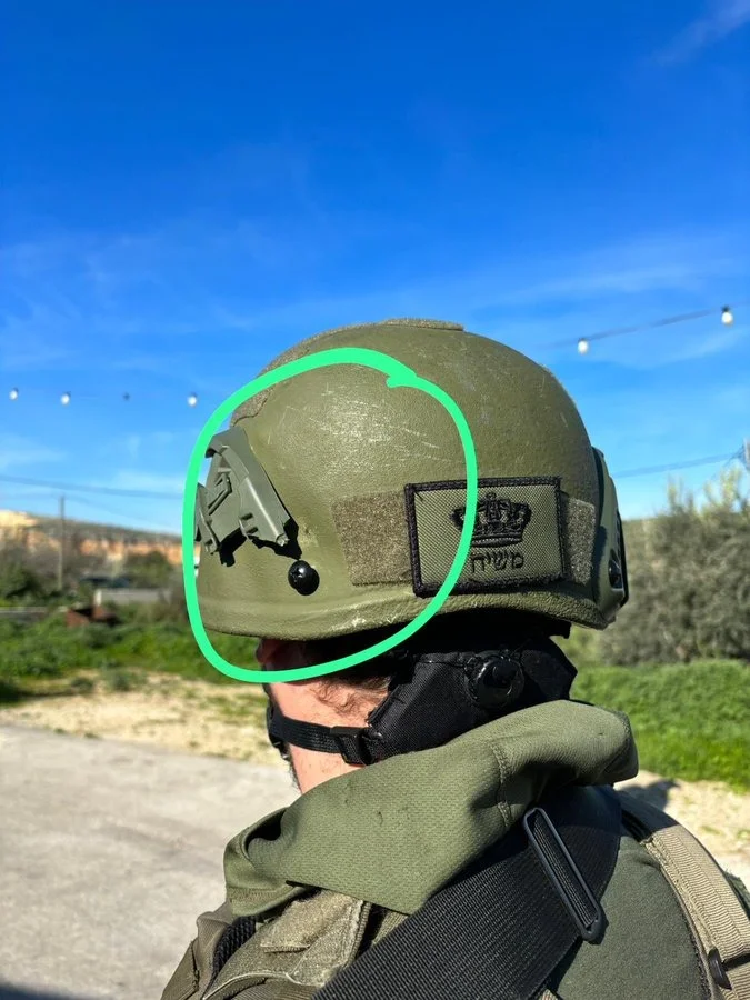 פגיעת הירי של המחבל בקסדת הלוחם, שבנס לא חדר אותה. (צילום: השימוש בתמונה נעשה על פי סעיף 27א בכפוף לחוק זכות היוצרים. בעל זכות היוצרים זכאי לבקש את הסרת הסרטון מ- contact@tv2000.co.il)