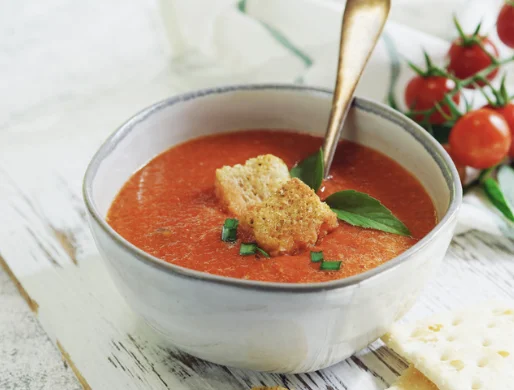 מרק עגבניות עם קרוטונים שאתם חייבים לנסות מרק עגבניות עם קרוטונים שאתם חייבים לנסות