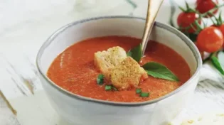 מרק עגבניות עם קרוטונים שהולך להפוך לפייבורייט שלכם