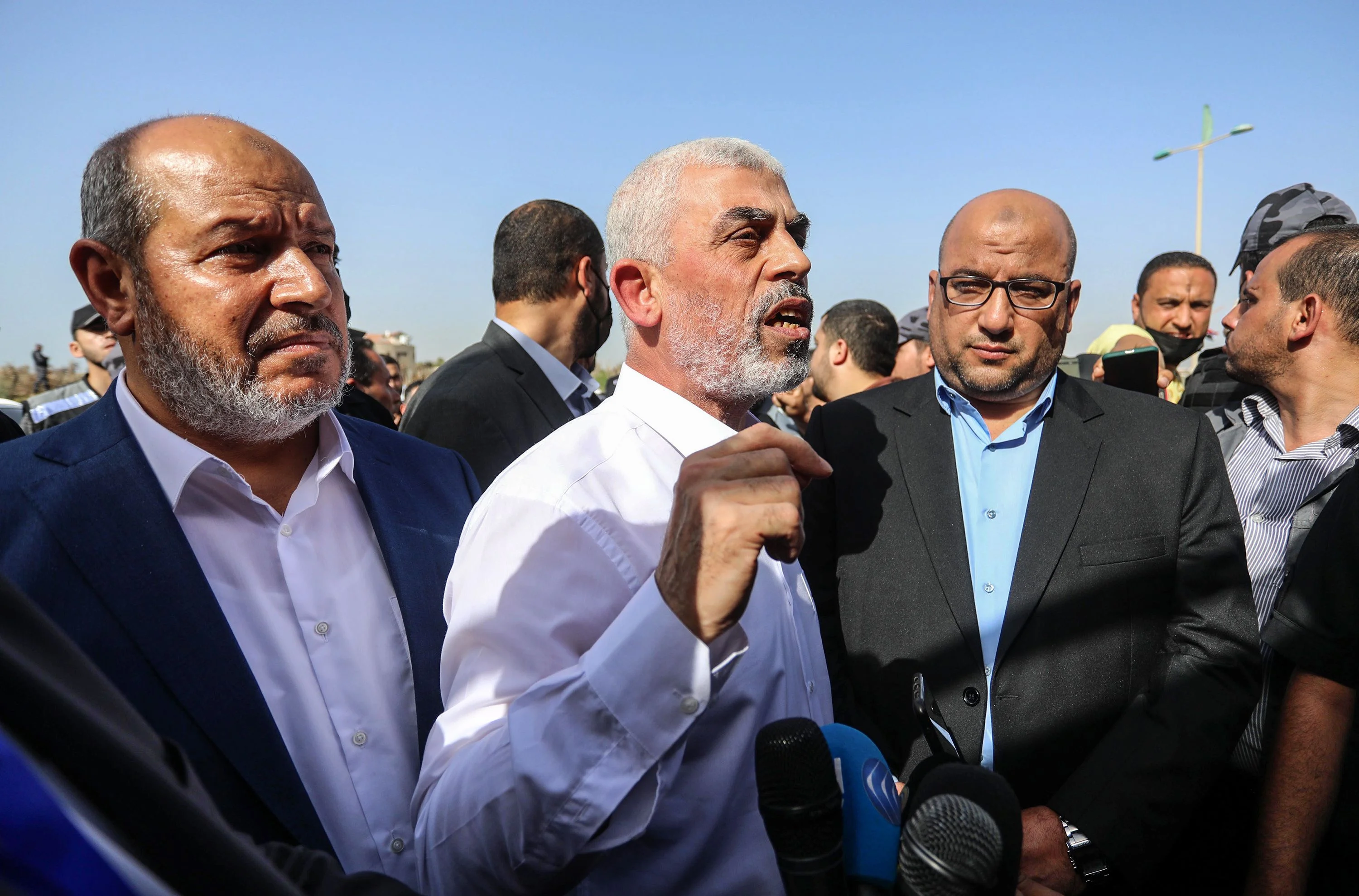 יחיא סינוואר מוקף באנשי חמאס יחיא סינוואר מוקף באנשי חמאס