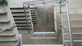כך מנקים את המדרגות בבניין, בצורה מקצועית