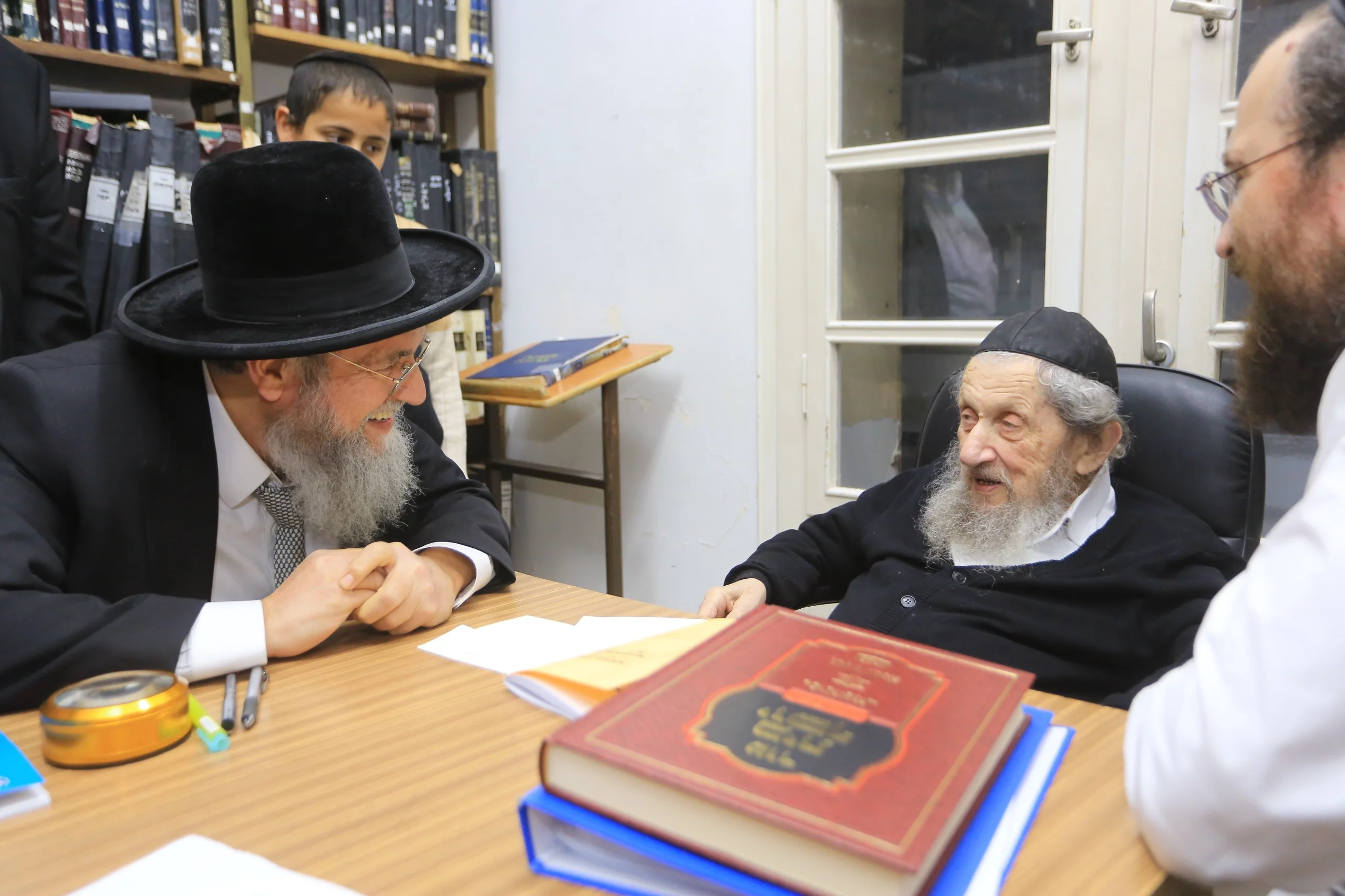 במה דנו הגר"ד לנדו וגאב"ד עליית חנניה? במה דנו הגר"ד לנדו וגאב"ד עליית חנניה?