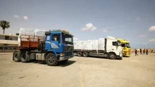 מאות חסמו את מעבר ניצנה, שדרכו עוברות משאיות הסיוע
