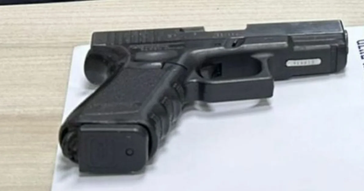 האקדח שנתפס ברשותו של החשוד