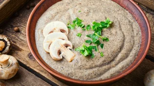 מתכון אגדי למרק פטריות מוקרם במרקם משגע 