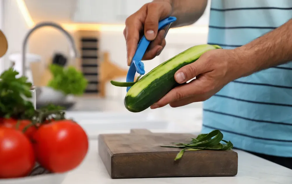 האם מותר לקלף מלפפון בשבת? האם מותר לקלף מלפפון בשבת?