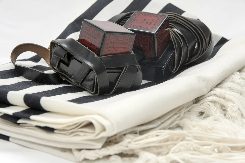 האם מותר להניח תפילין על תחבושת?