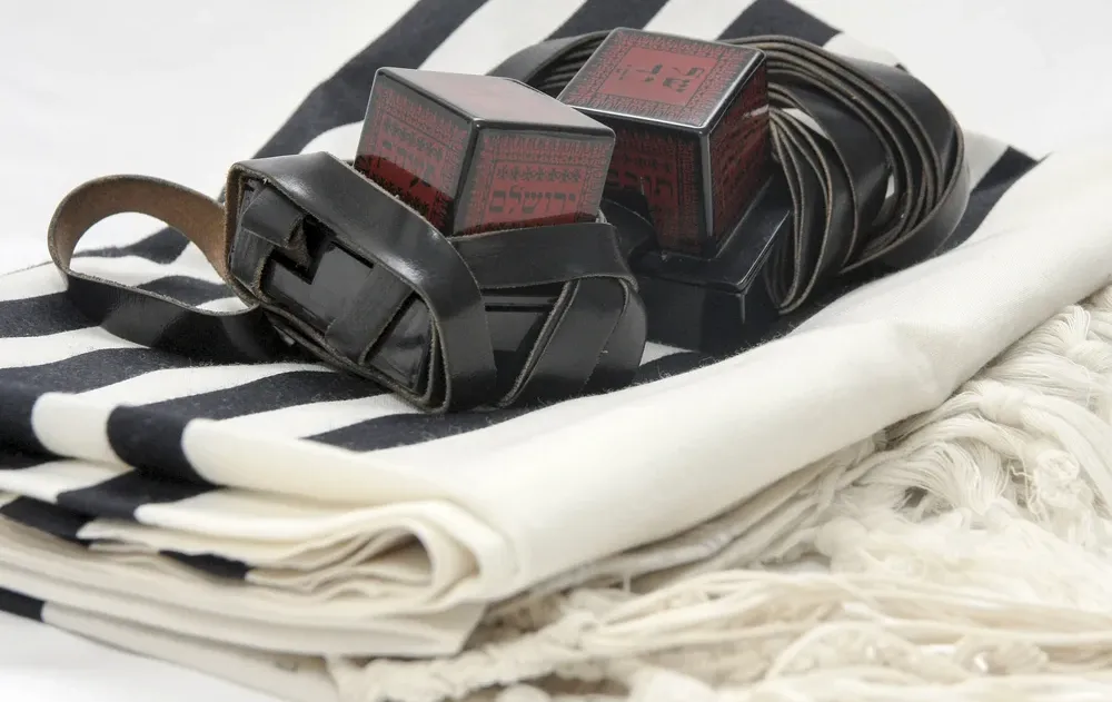 האם מותר להניח תפילין על תחבושת?