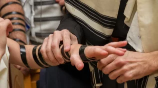 האם מותר להניח תפילין לפני גיל 13?