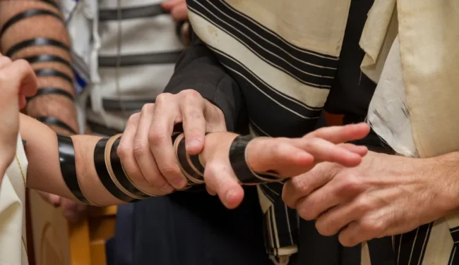 האם מותר להניח תפילין לפני גיל 13?