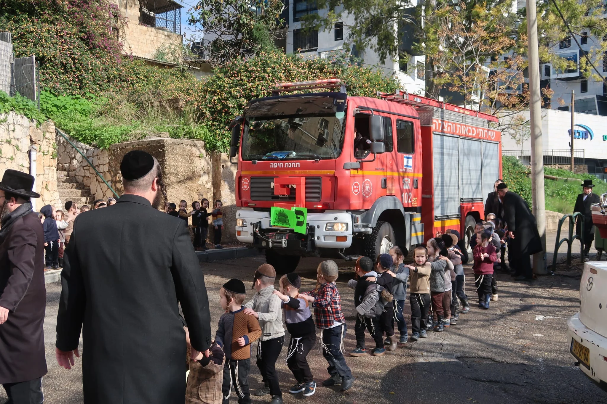 בן השירות האזרחי הגיע בכבאית ללמד על בטיחות באש בן השירות האזרחי הגיע בכבאית ללמד על בטיחות באש