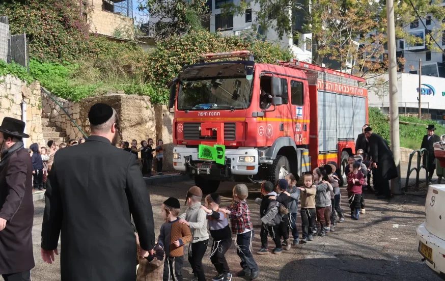 בן השירות האזרחי הגיע בכבאית ללמד על בטיחות באש