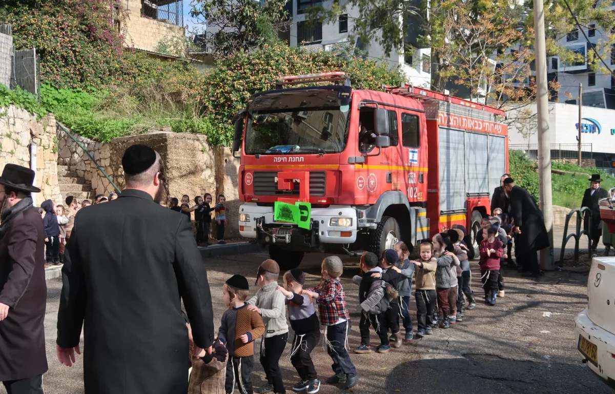 בן השירות האזרחי הגיע בכבאית ללמד על בטיחות באש