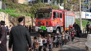 בן השירות האזרחי הגיע בכבאית ללמד על בטיחות באש