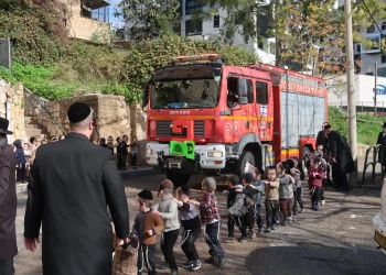 בן השירות האזרחי הגיע בכבאית ללמד על בטיחות באש