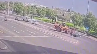 מחלף גלילות: טרקטור נכנס ברכב וגרם לבהלה 