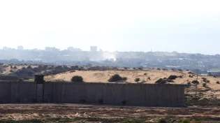 לא להאמין: פלסטינים הם אלה שבונים מחדש את הגדר ברצועה