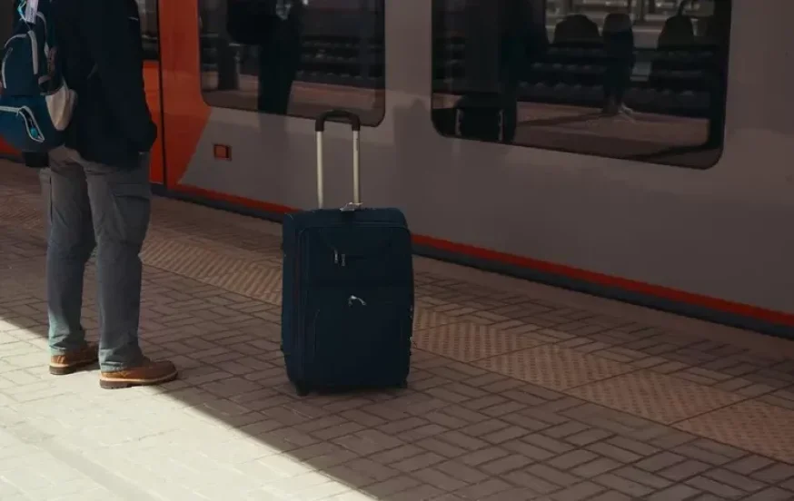 לאחר שעות של נסיעה: הוא מגלה ילד בן 3 בתוך המזוודה לאחר שעות של נסיעה: הוא מגלה ילד בן 3 בתוך המזוודה