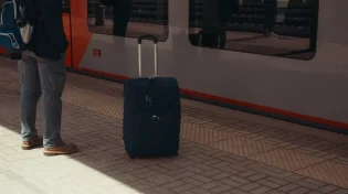 לאחר שעות של נסיעה: הוא מגלה ילד בן 3 בתוך המזוודה