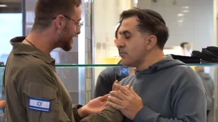 "אסור להם לשלם": הזמר שמפנק את החיילים